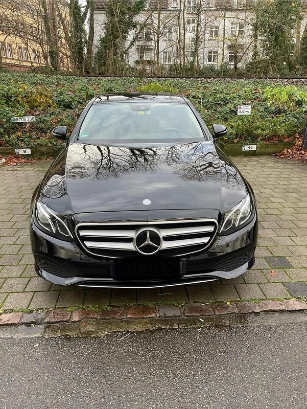 Schwarz Gebraucht 2017 Mercedes E220 Exclusive Limousine | 19.300 € (Etwas zu teuer) - Bild 1/4