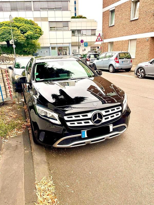 Schwarz Gebraucht 2017 Mercedes GLA250 SUV | 21.800 € (Fairer Preis) - Bild 1/4