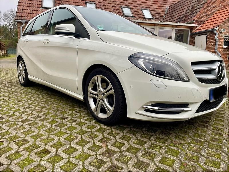 Gebraucht Mercedes B200 156 PS (114 kW) 2014 Weiß Van / Kleinbus