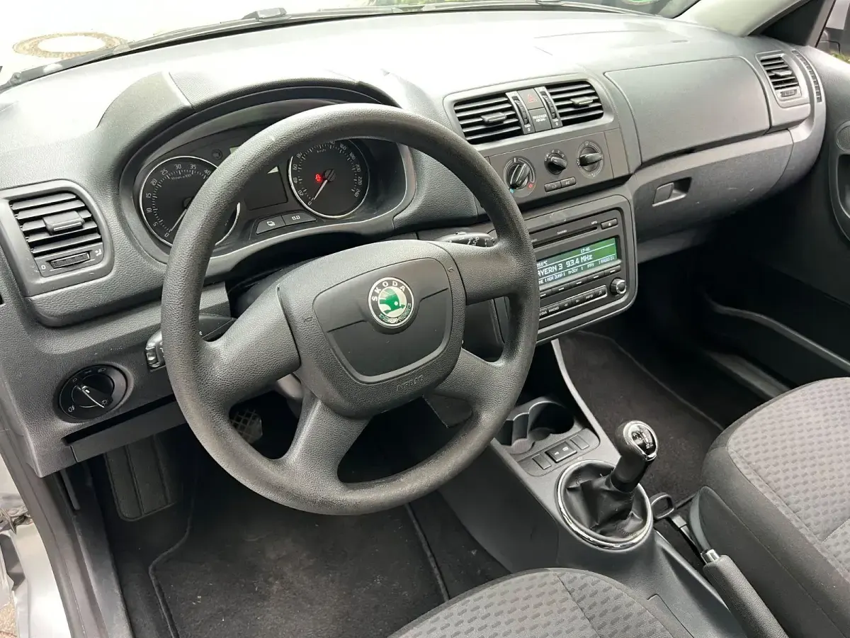 Gebraucht Skoda Fabia 105 PS (77 kW) 2012 Silber Limousine