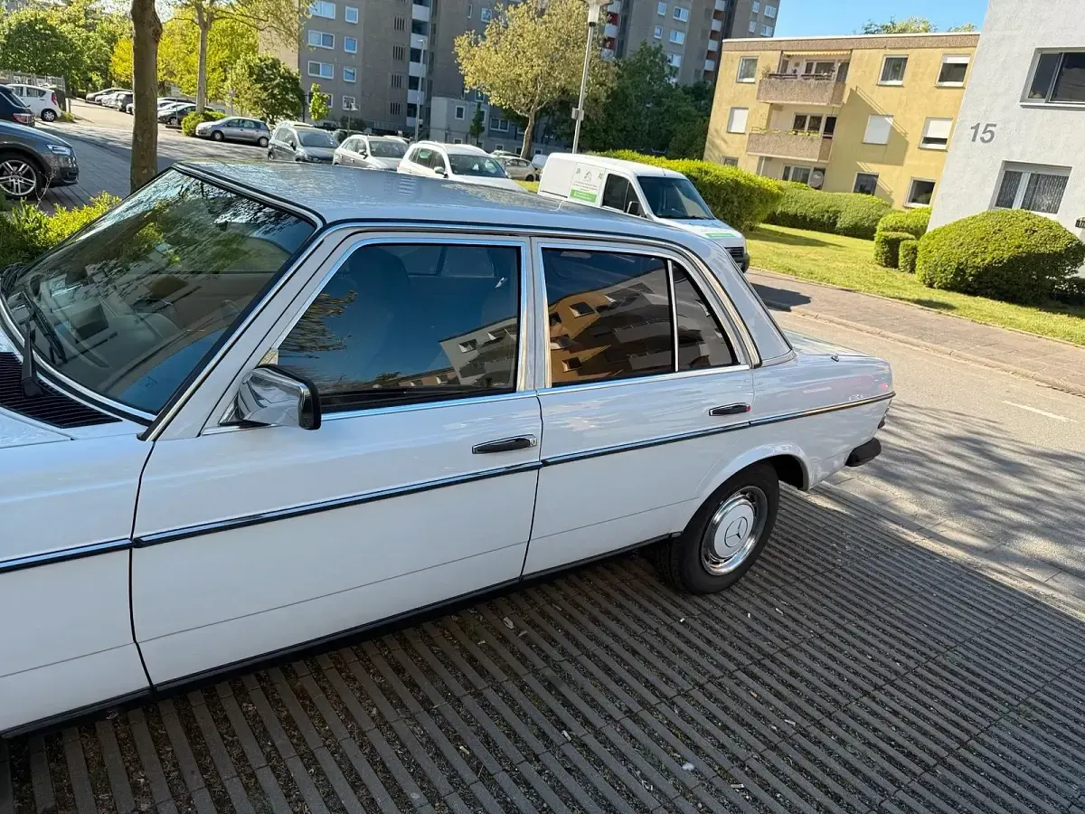 Gebraucht Mercedes 240 72 PS (52 kW) 1981 Weiß Limousine