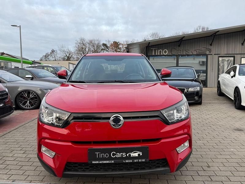 Rot Gebraucht 2016 Ssangyong (KGM) Tivoli Quartz SUV | 11.899 € (Etwas zu teuer) - Bild 1/4