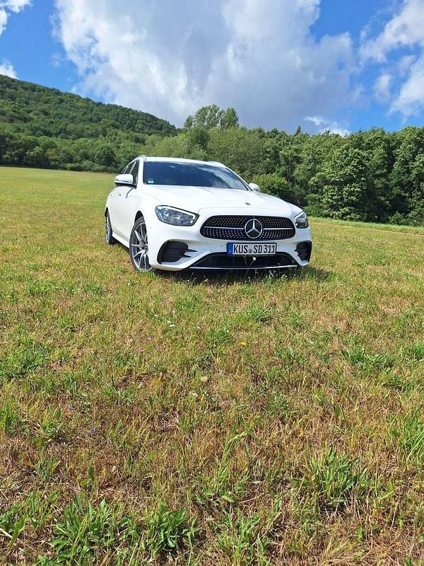 Gebraucht Mercedes E220 AMG line 200 PS (147 kW) 2023 Weiß Kombi
