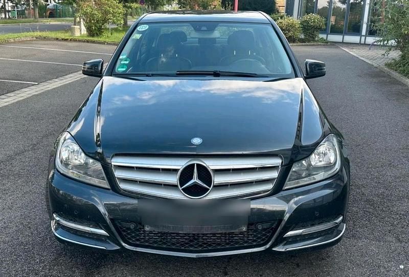 Schwarz Gebraucht 2011 Mercedes 190 Avantgarde Limousine | 6.900 € (Teuer) - Bild 1/4