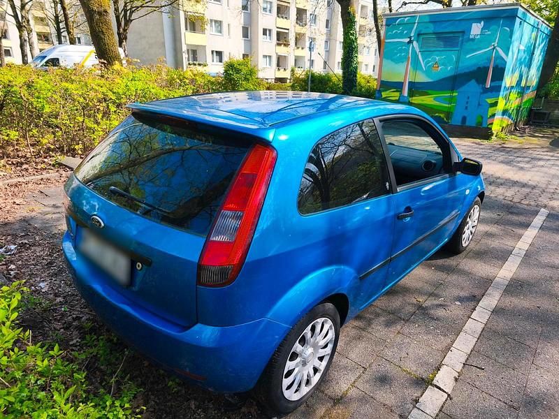 Second-hand Ford Fiesta 101 CP (74 kW) 2004 Albastru Hatchback