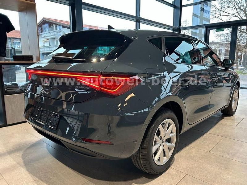 Neu Seat Leon 116 PS (85 kW) 2025 Blau Limousine