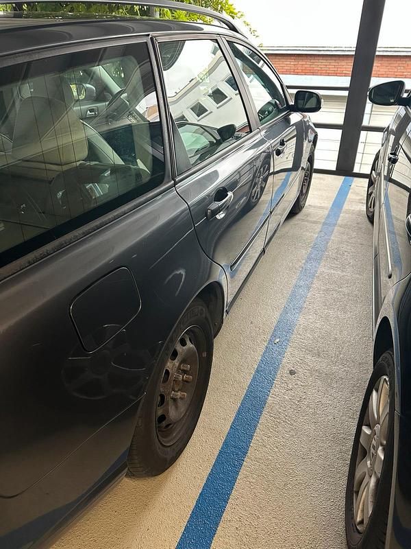 Grau Gebraucht 2009 Volvo V50 Kombi | 1.800 € - Bild 1/4