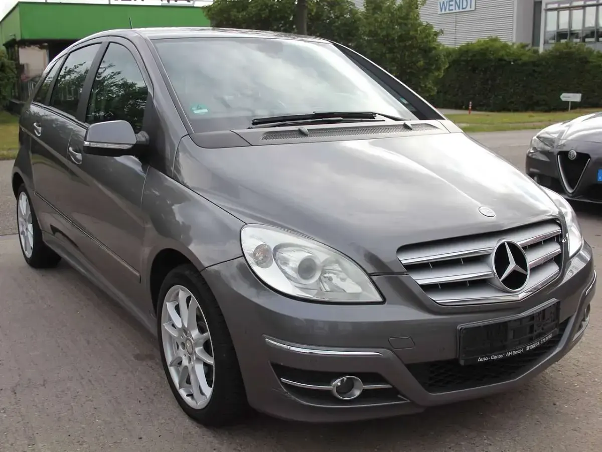 Gebraucht Mercedes B200 136 PS (100 kW) 2011 Mountaingrau  met. Kleinwagen