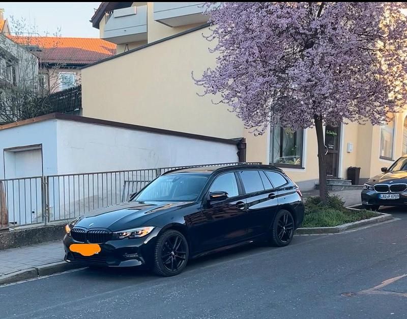 Schwarz Gebraucht 2019 BMW 320 Shadowline Kombi | 19.999 € (Superpreis) - Bild 1/4