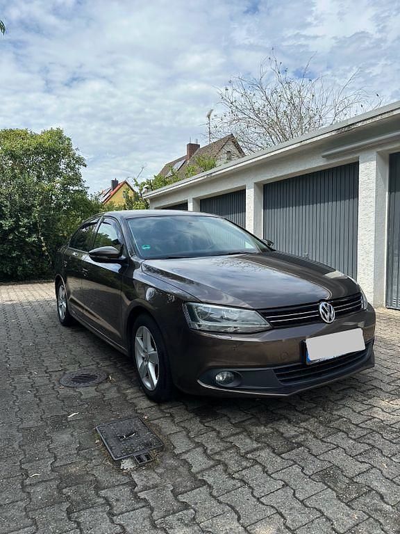 Braun Gebraucht 2012 VW Jetta Comfortline Limousine | 7.399 € (Etwas zu teuer) - Bild 1/4