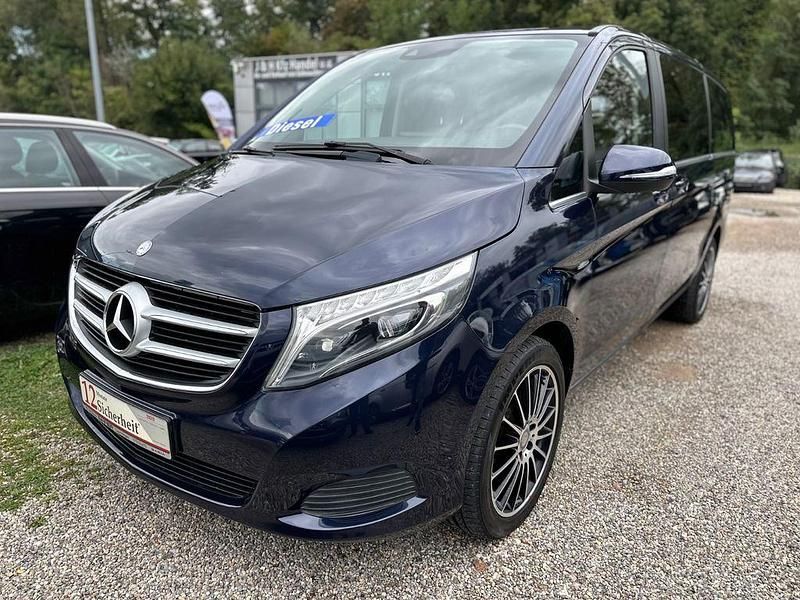 Blau Gebraucht 2015 Mercedes 250 Van / Kleinbus | 32.400 € - Bild 1/4
