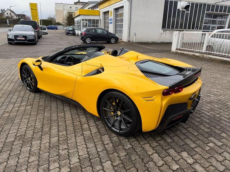 Gebraucht Ferrari SF90 1001 PS (736 kW) 2023 Gelb Cabrio