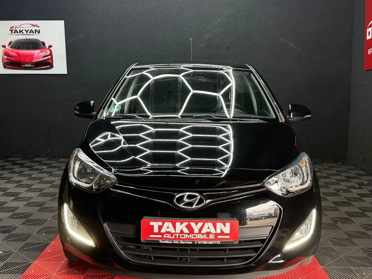 Gebraucht Hyundai i20 Edition 86 PS (63 kW) 2014 Schwarz Kleinwagen