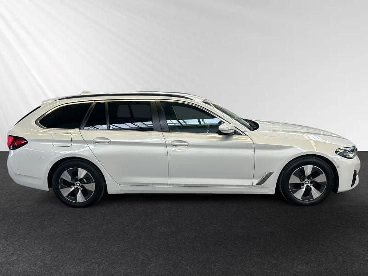 Gebraucht BMW 520 Efficient Dynamics 190 PS (139 kW) 2022 Mineralweiss metallic Kombi
