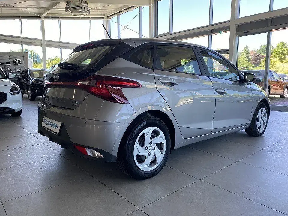 Gebraucht Hyundai i20 Select 84 PS (61 kW) 2022 Brass Kleinwagen