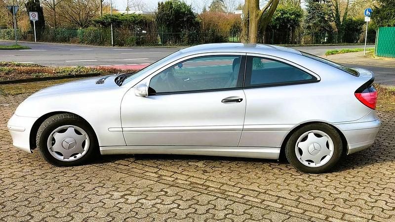 Gebraucht Mercedes C180 143 PS (105 kW) 2002 Silber Coupé