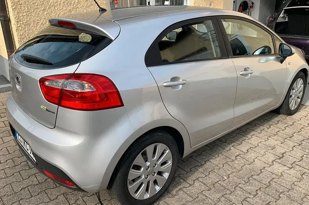Gebraucht Kia Rio 75 PS (55 kW) 2012 Silber Limousine