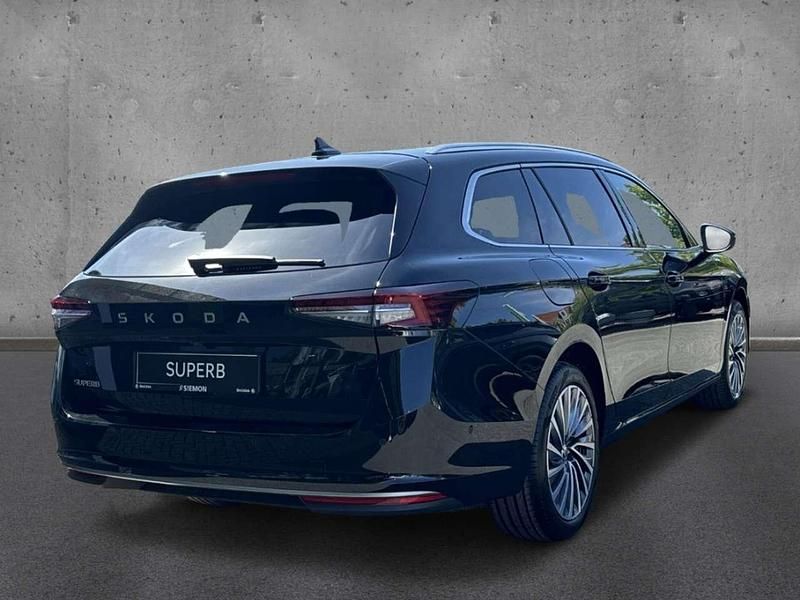 Gebraucht Skoda Superb LAURIN & KLEMENT 150 PS (110 kW) 2024 Ebony schwarz metallic Kombi