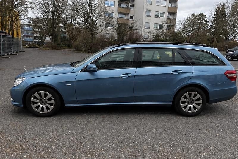 Gebraucht Mercedes E200 183 PS (134 kW) 2010 Blau Kombi