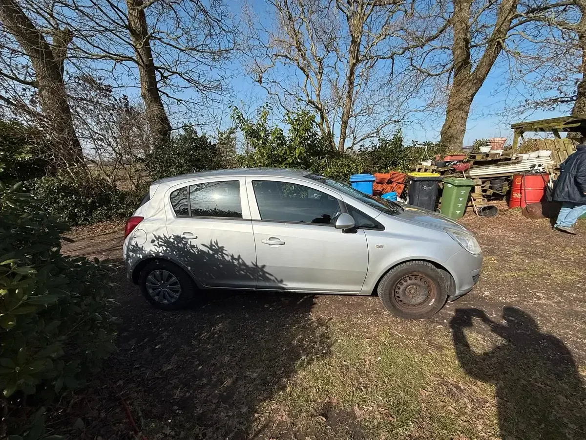 Używany Opel Corsa 80 KM (58 kW) 2009 Srebrny Hatchback