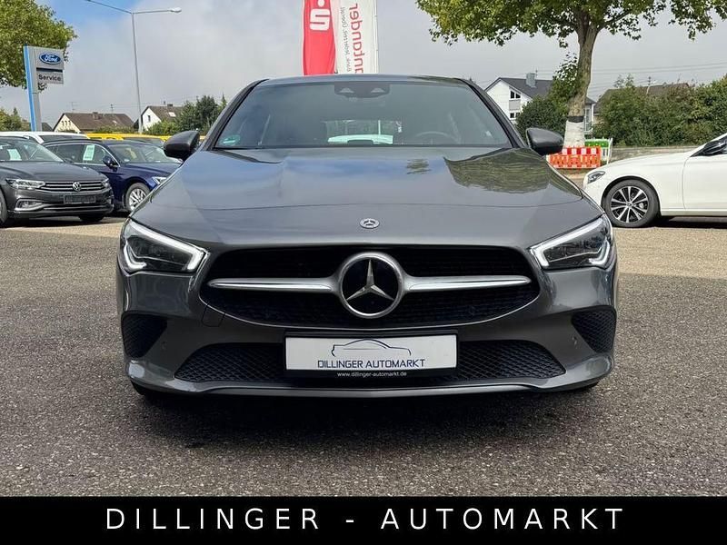 Mountaingrau Gebraucht 2022 Mercedes CLA220 Limousine | 22.340 € (Superpreis) - Bild 1/4