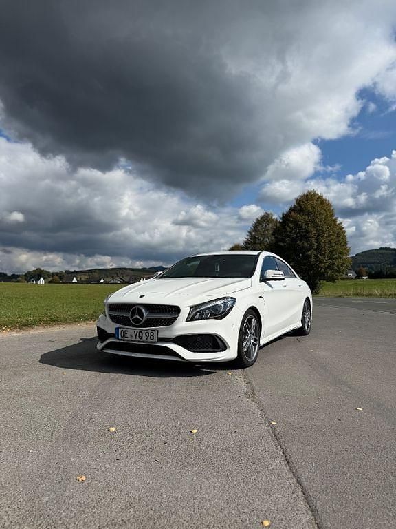 Weiß Gebraucht 2018 Mercedes CLA180 AMG line Limousine | 18.000 € (Fairer Preis) - Bild 1/4