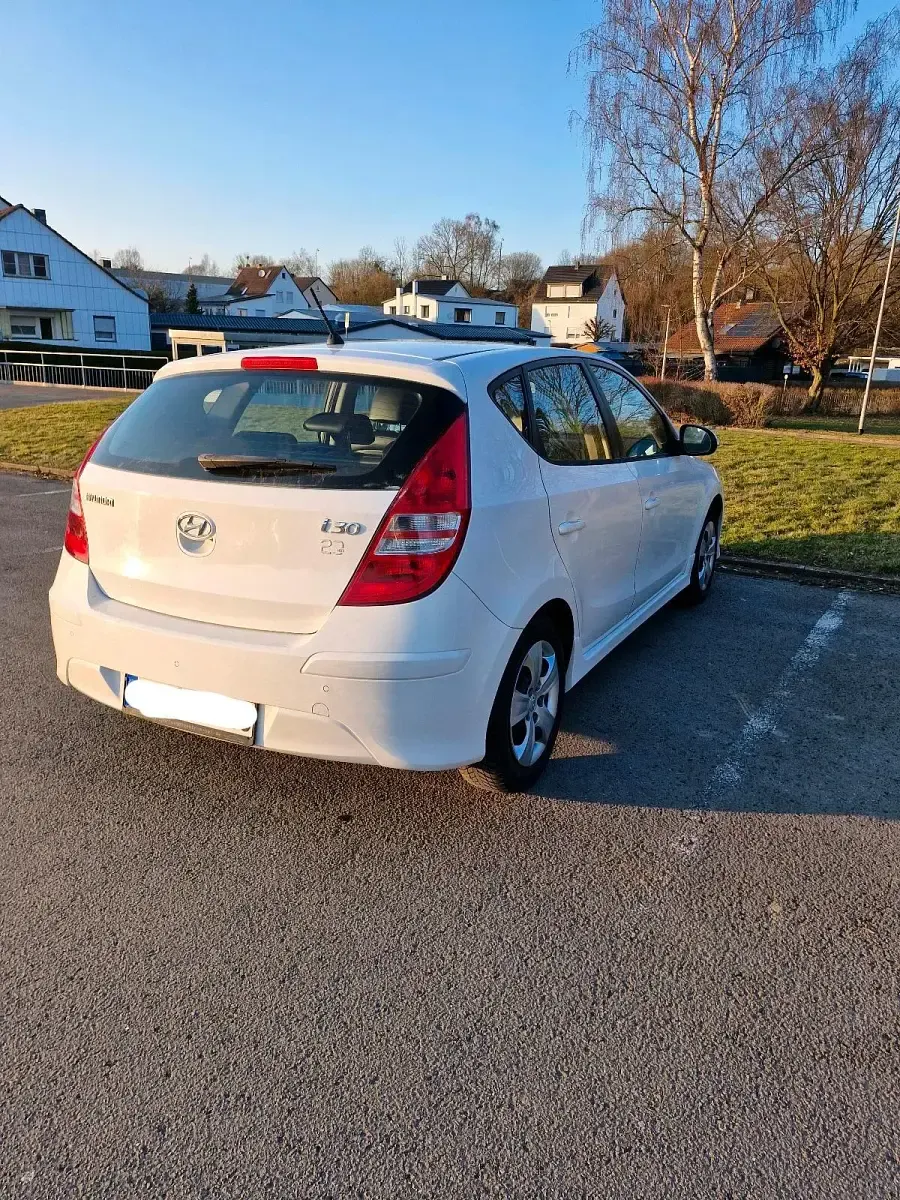 Gebraucht Hyundai i30 109 PS (80 kW) 2011 Weiß Kleinwagen