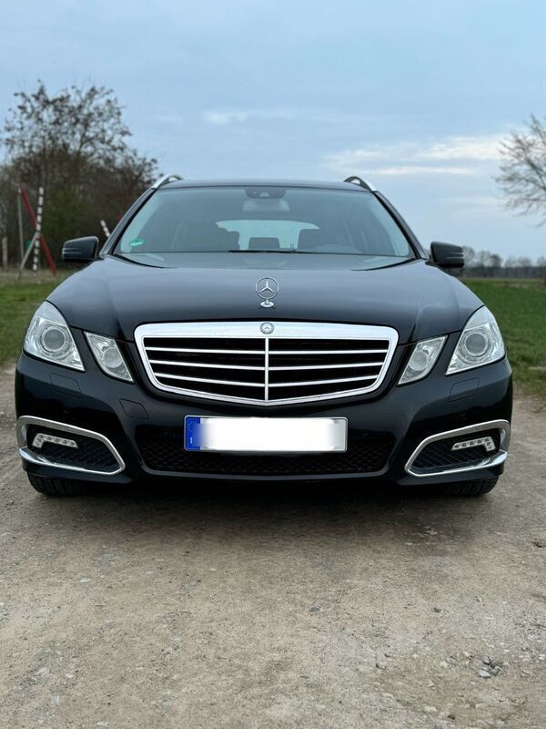 Schwarz Gebraucht 2010 Mercedes E350 Avantgarde Kombi | 13.999 € (Teuer) - Bild 1/4