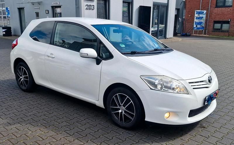 Gebraucht Toyota Auris 125 PS (91 kW) 2011 Weiß Kleinwagen