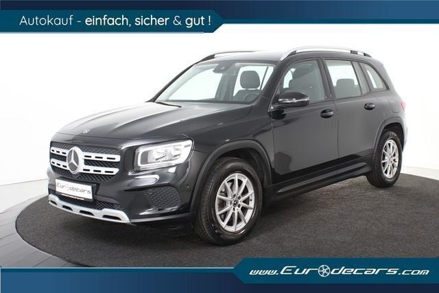 Schwarz (metallic) Gebraucht 2020 Mercedes GLB200 SUV | 29.850 € (Guter Preis) - Bild 1/4