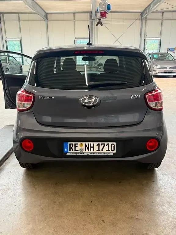 Gebraucht Hyundai i10 Passion 67 PS (49 kW) 2018 Grau Kleinwagen