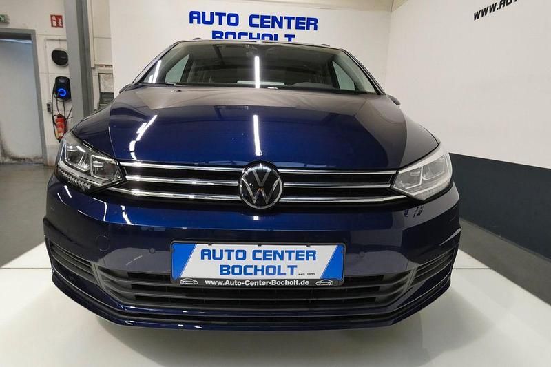 Blau Gebraucht 2024 VW Touran Comfortline Van / Kleinbus | 30.900 € (Guter Preis) - Bild 1/4