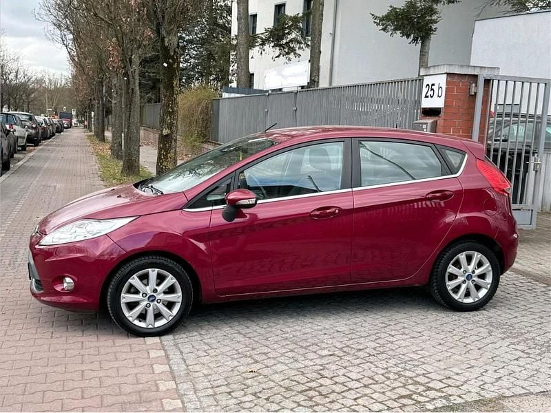 Gebraucht Ford Fiesta Titanium 97 PS (71 kW) 2010 Rot Kleinwagen