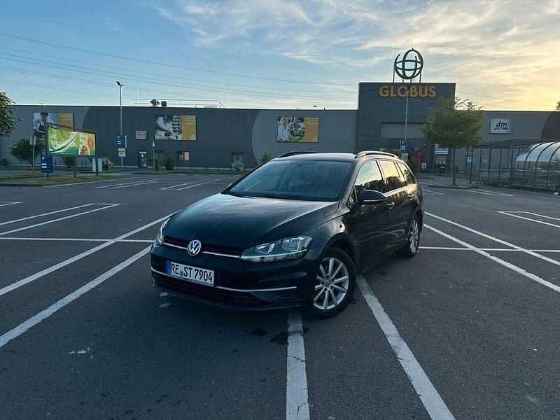 Schwarz Gebraucht 2020 VW Golf VII Comfortline Kombi | 12.400 € (Guter Preis) - Bild 1/4
