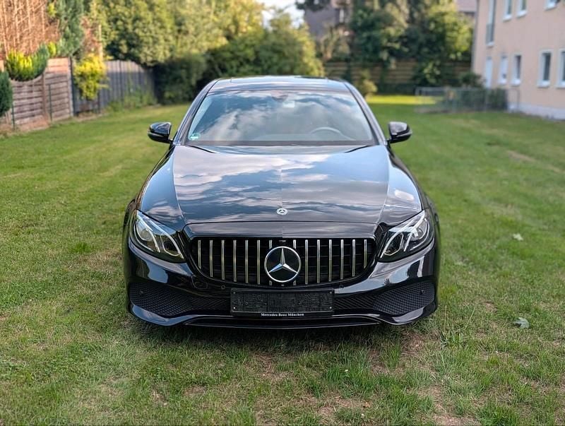Schwarz Gebraucht 2019 Mercedes E220 Limousine | 24.990 € (Superpreis) - Bild 1/4