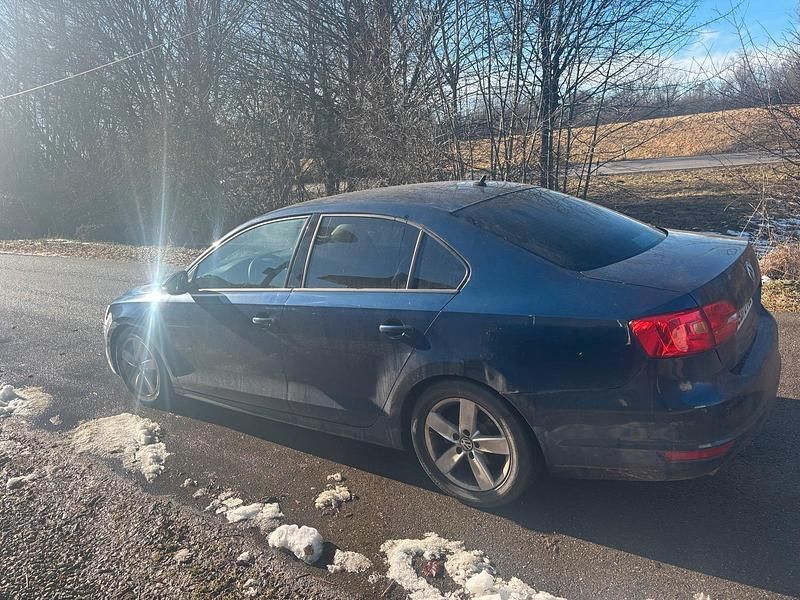 Gebraucht VW Jetta 105 PS (77 kW) 2011 Blau Limousine