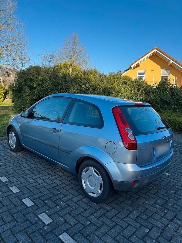 Gebraucht Ford Fiesta 80 PS (58 kW) 2006 Blau Kleinwagen