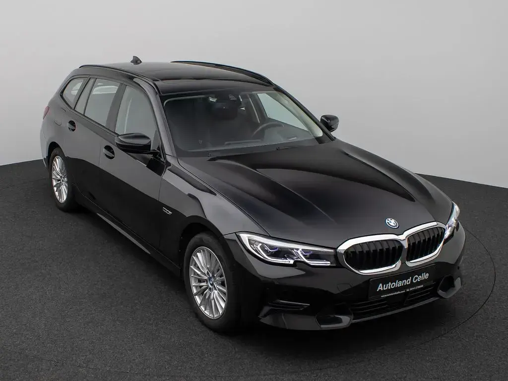 Gebraucht BMW 330e Sport Line 292 PS (214 kW) 2022 Saphirschwarz metallic 47schwarz Limousine