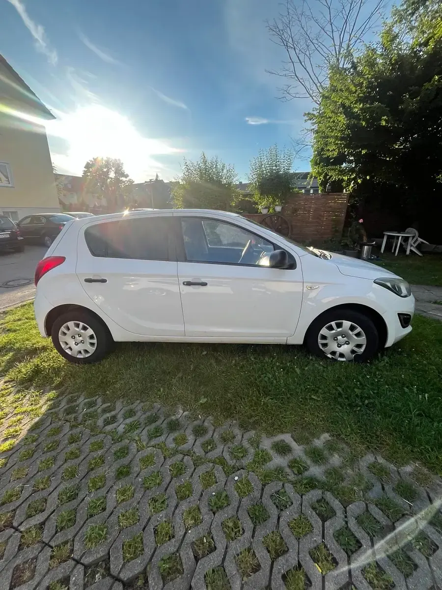 Gebraucht Hyundai i20 86 PS (63 kW) 2013 Weiß Kleinwagen
