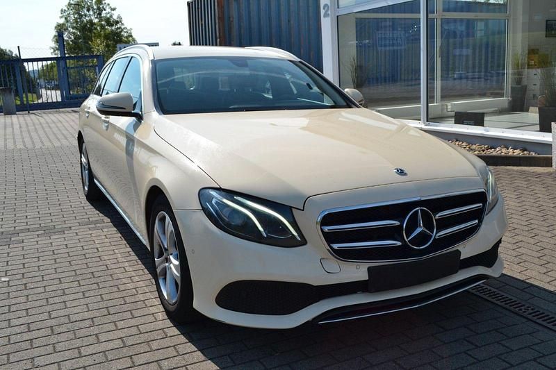 Gebraucht 2019 Mercedes E220 Avantgarde Kombi | 11.900 € - Bild 1/4