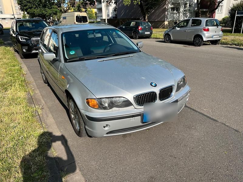 Silber Gebraucht 2002 BMW 320 Kombi | 1.950 € (Guter Preis) - Bild 1/4
