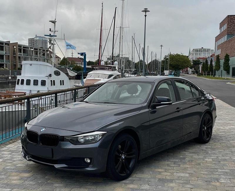 Grau Gebraucht 2013 BMW 316 Sport Line Limousine | 9.750 € (Guter Preis) - Bild 1/4