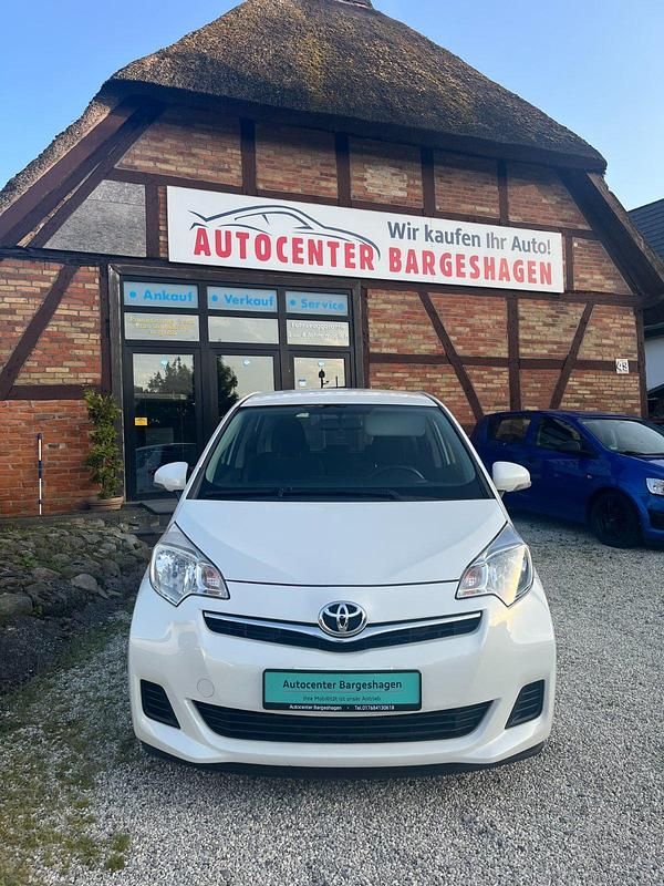 Gebraucht Toyota Verso-S Life 99 PS (72 kW) 2011 Weiß Van / Kleinbus