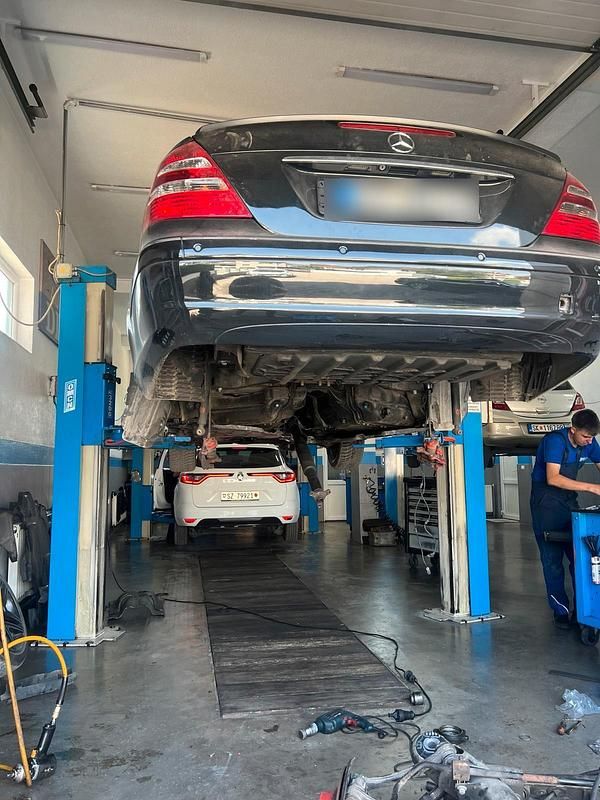 Usata Mercedes E220 150 CV (110 kW) 2004 Nero Berlina