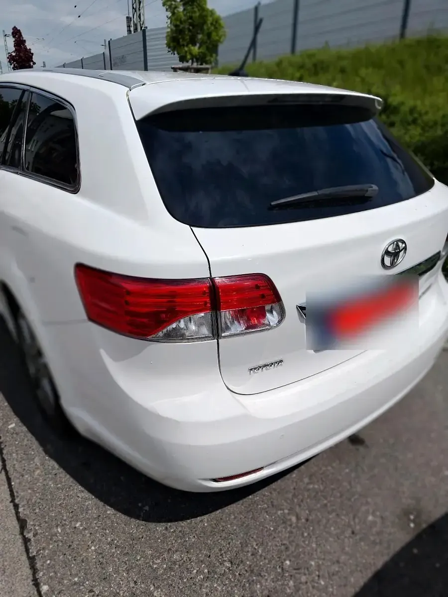 Gebraucht Toyota Avensis 150 PS (110 kW) 2012 Weiß Kombi