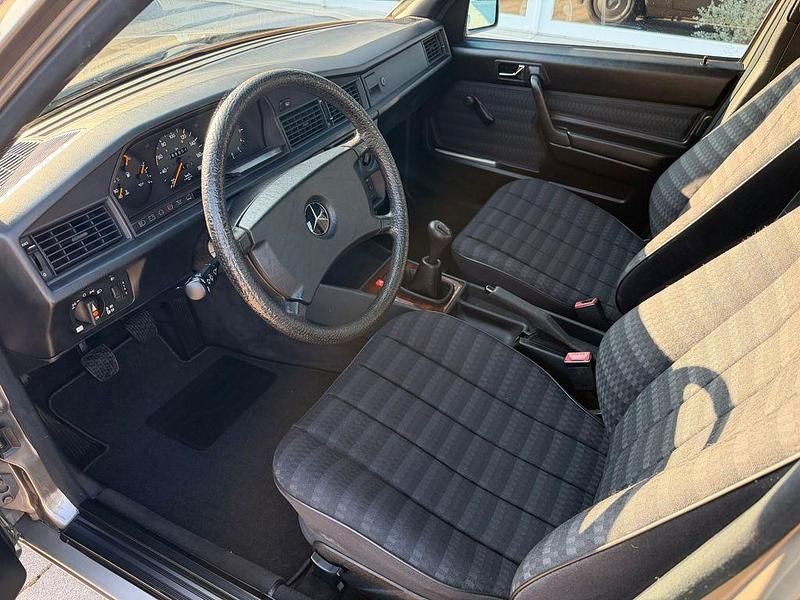 Gebraucht Mercedes 190 75 PS (55 kW) 1990 Grau Limousine