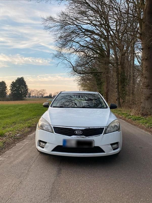 Gebraucht Kia Ceed 90 PS (66 kW) 2010 Weiß Kleinwagen