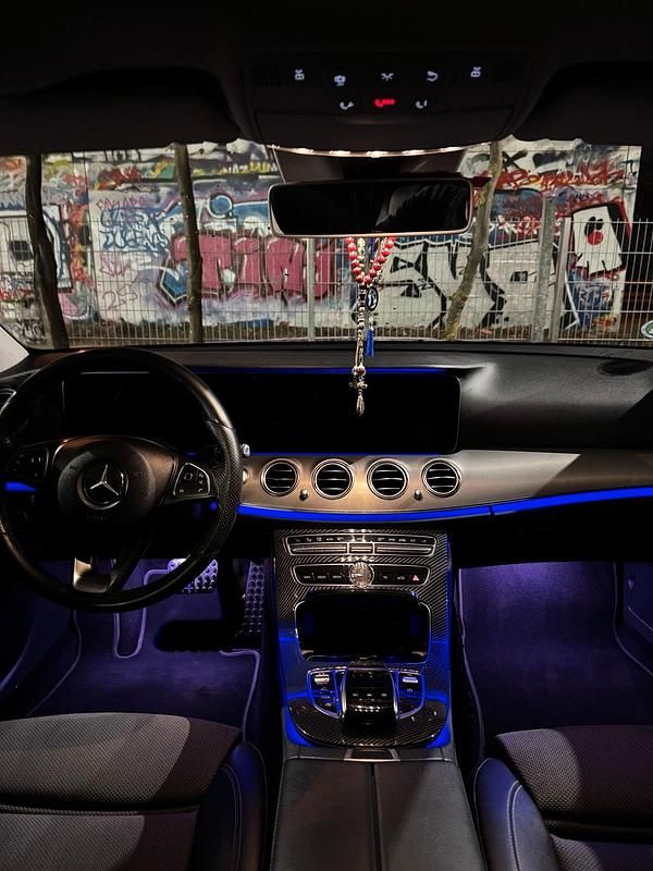 Blau Gebraucht 2016 Mercedes E220 Night Limousine | 17.000 € (Etwas zu teuer) - Bild 1/4