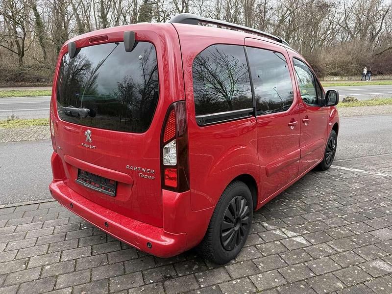 Gebraucht Peugeot Partner Allure 110 PS (80 kW) 2017 Farbe rot ardent/deckende Van / Kleinbus