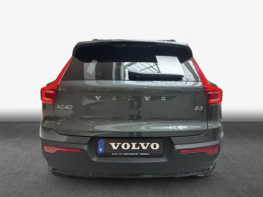 Neu Volvo XC40 Plus 163 PS (119 kW) 2026 Grün SUV